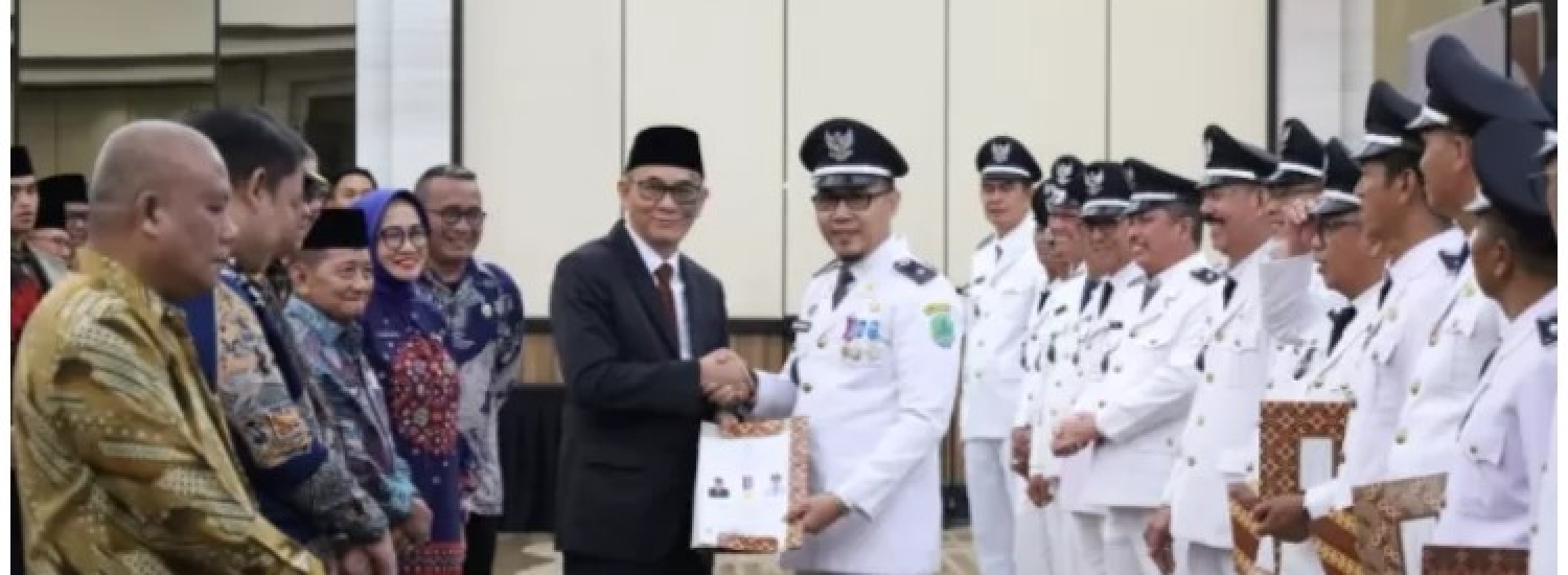 Menerima Penghargaan sebagai Kategori Desa Mandiri